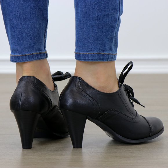 Laced-Up Vintage Style Women's Heeled Oxford - Picture 7 of 7